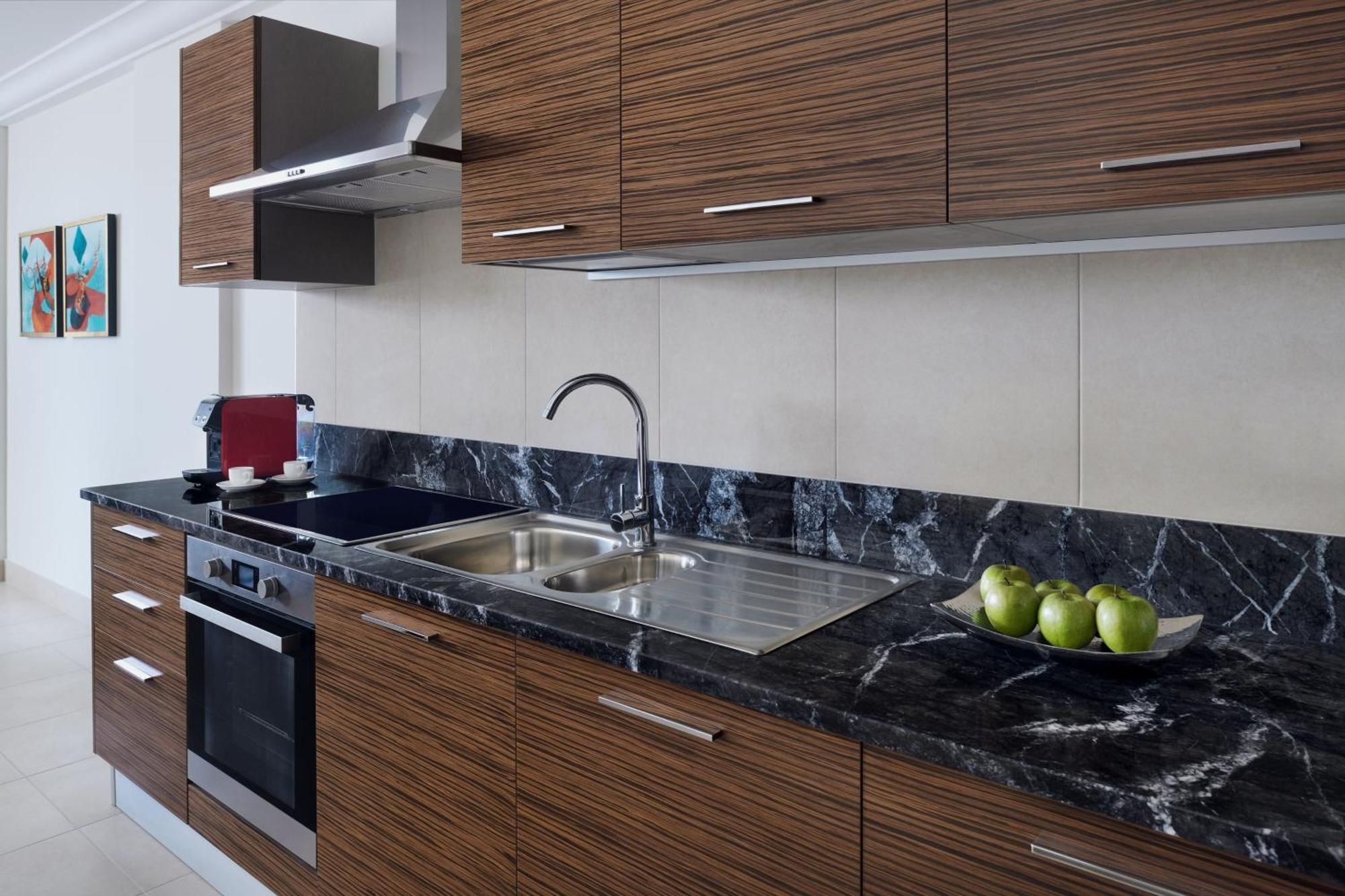 Marriott Executive Apartments Al Khobar Luaran gambar A modern kitchen